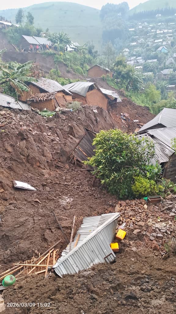 TazamaRDC_Infos's tweet image. #Guerre_du_M23: Ce lundi 09 mars 2026 dans l’après-midi, une colline située non loin du centre de la cité minière de #Rubaya, territoire de #Masisi s’est effondrée, emportant plusieurs maisons.

Cet effondrement, survenu autour de maisons d’habitation, a provoqué d’importants