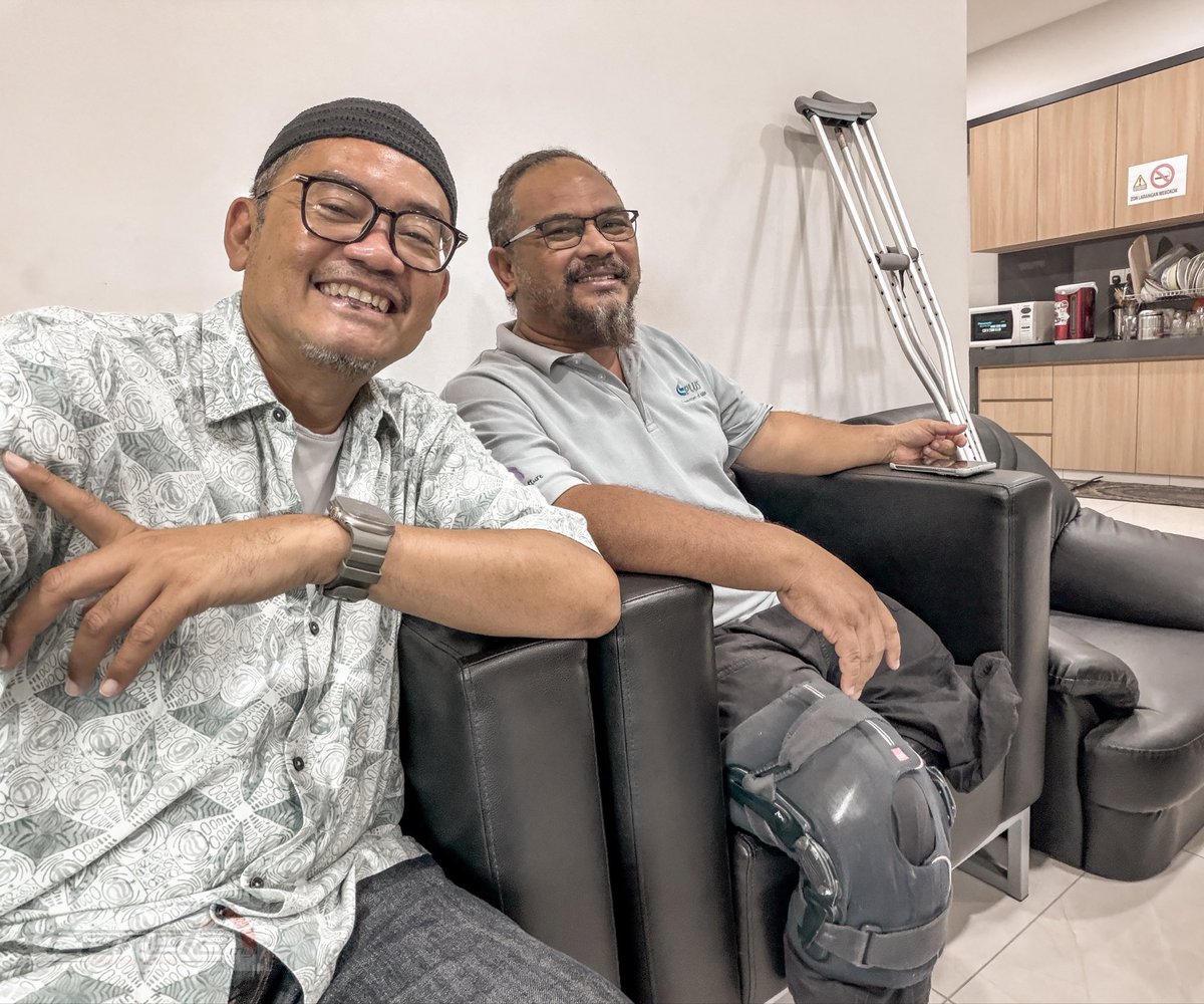 Hari ini kita jumpa orang special.

Ini kawan saya, nama dia Nor Hizam Shamsudin. Muda lagi, baru 56 tahun, asal Sungkai. 

Dulu geng Vulcan S aku ni.

Anyway, in 2023, around 4.00am, a trailer veered off and went onto the emergency lane where Nor Hizam, a PLUS Ronda officer, was