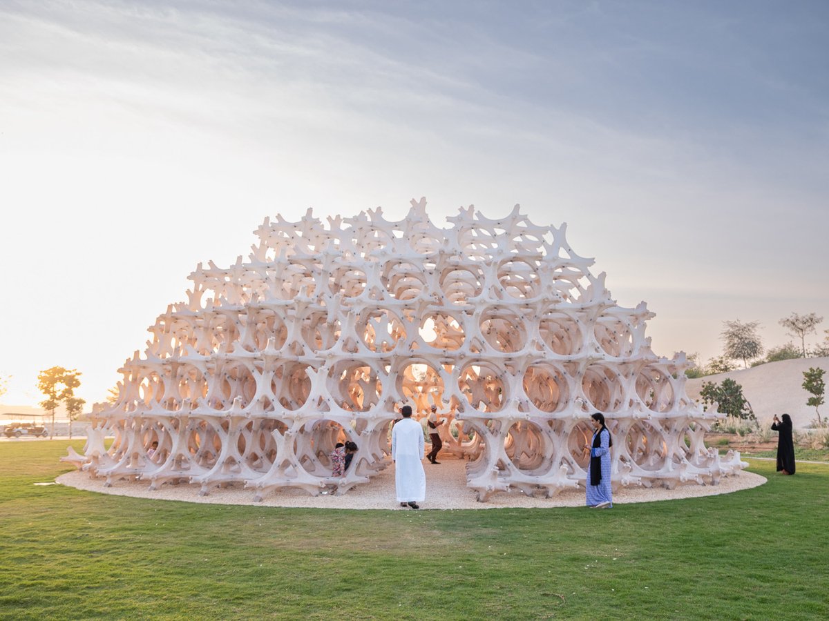 Barzakh

プラスチック、ヤシ繊維、そして塩水（ブライン）から成る構造材によって作られたパビリオンである。これら3つの素材は、UAEの地域環境に根ざし、私たちが直面する課題に対応するために選ばれた。

Photo by Mohamed Somji