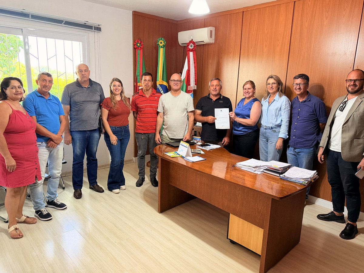 cleoniceback1's tweet photo. SILVEIRA MARTINS RECEBERÁ R$ 300 MIL PARA A SAÚDE 🏥

Estive visitando a prefeitura do município, onde realizei a entrega do ofício que anuncia a destinação de R$ 300 mil em emenda para a saúde.

O recurso atende a uma demanda do presidente do Partido dos Trabalhadores (PT), Josemar, e de demais lideranças do partido, além da Associação São Luiz.

A emenda foi viabilizada através do senador Paulo Paim, contribuindo para fortalecer os serviços de saúde no município.