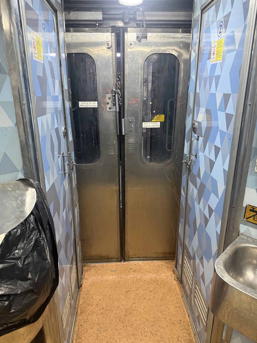 sid077's tweet photo. Access to First AC Coach in Jaipur SF Express is easy from general coach. Isn’t this risky ? @IRCTCofficial @RailwaySeva @WesternRly @RailMinIndia https://t.co/3WT54z2yzR
