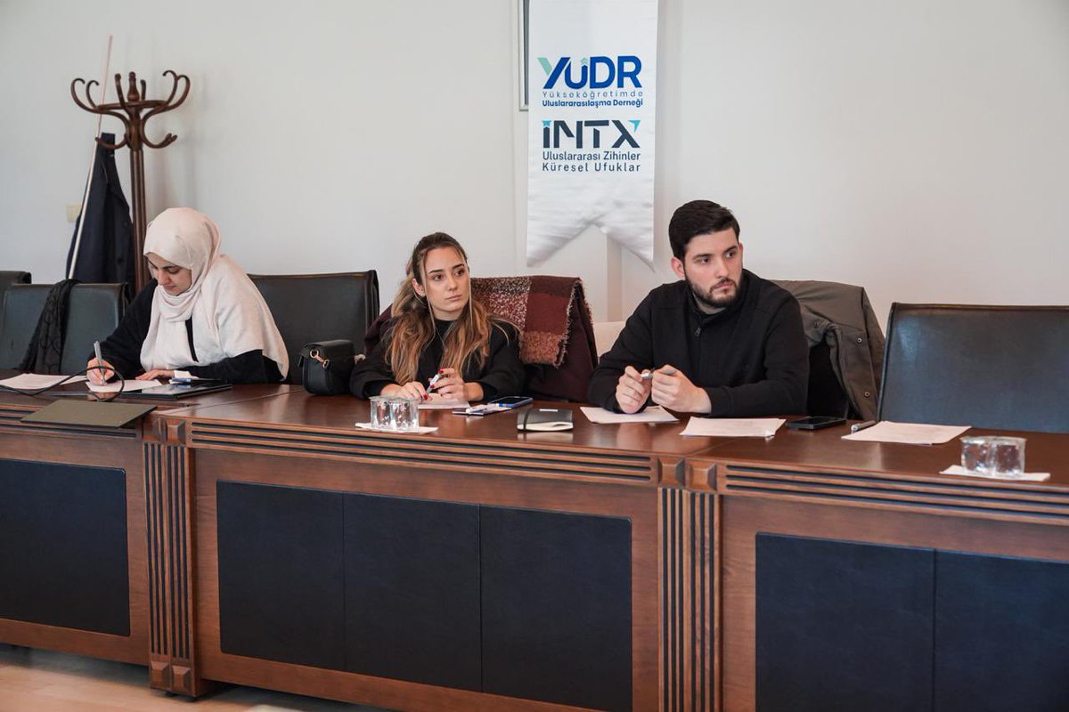 zaimuniv's tweet photo. Türkiye’nin Uluslararası Öğrenci Stratejisi Nasıl Olmalı?

“INTX 2026 Uluslararası Öğrenci Çalıştayı”, 11 üniversiteden uluslararası ofis temsilcilerinin katılımıyla İZÜ’de düzenlendi.

Türkiye’nin uluslararası öğrenci çekimini güçlendirmek ve daha başarılı hale getirmek için önerilerin ele alındığı çalıştaya İZÜ’nün yanı sıra Medipol, Esenyurt, Okan, Haliç, Yeni Yüzyıl, Bahçeşehir, Aydın, Beykent, Bezmialem ve İstanbul Üniversitelerinden temsilciler katıldı. 

“Uluslararası öğrenci çekiminde öğrenci birlikleri ve öğrenci liderliğinin etkisi” temasıyla düzenlenen çalıştayda, uluslararası öğrencileri çekme konusunda küresel bir rekabet içinde olan Türkiye’nin güven, öğrenci deneyimi ve kurumsal itibar gibi alanlarda atabileceği adımlar değerlendirildi.