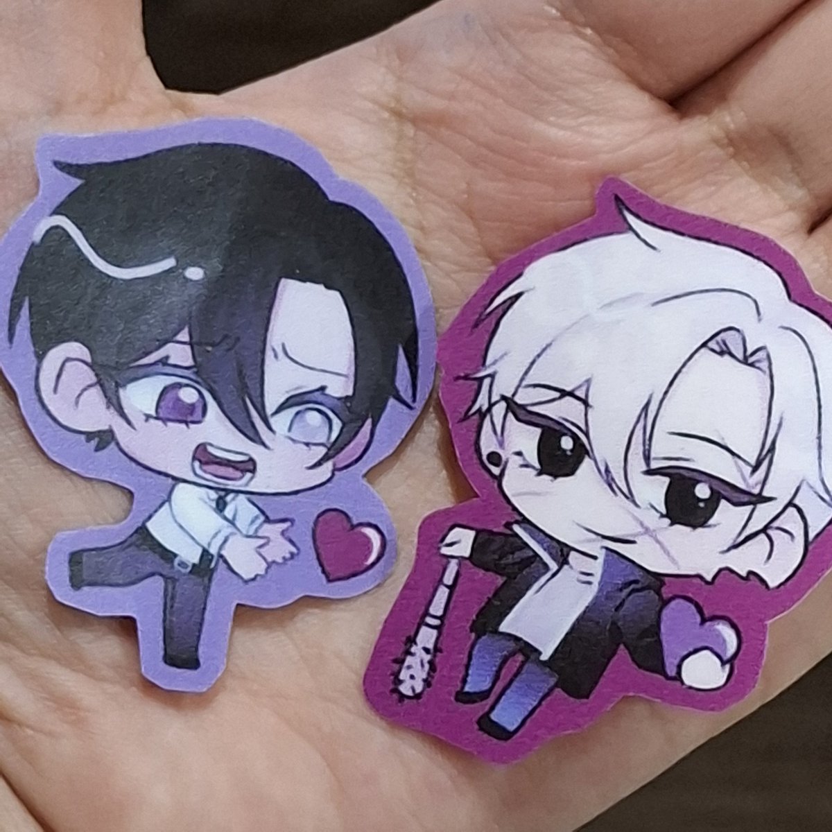 rt appreciate #cq9
I am finding the owner of these stickers, we met several times in art cons and I really want to be your friend🥺

ตามหาเจ้าของสติกเกอร์สองอันนี้ค่ะ เจอกันมาหลายงานละ อยากเป็นเพื่อนด้วยยยยย