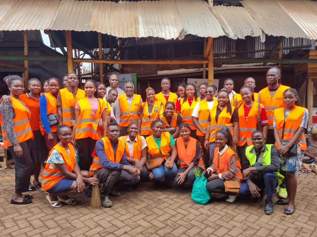 Muhunsa_MAK's tweet photo. As the Makerere University Human Nutrition Students' Association MUHUNSA . in partnership with MUFOSTA and NutriQuest Consultancy Services Ltd conducted a food safety campaign at kalerwe Market (Kajubi market).  We conducted a food safety campaign where we did thorough cleaning https://t.co/gqqVTpIhCx