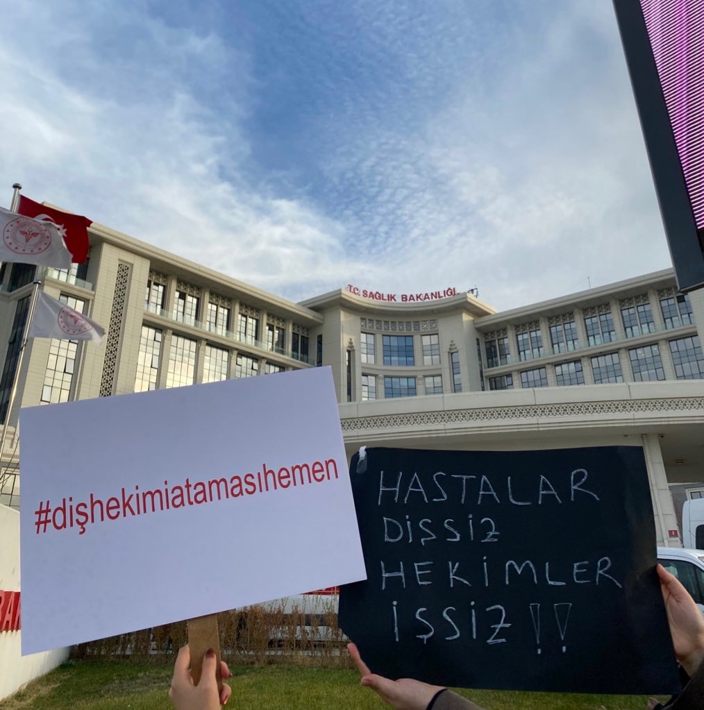 DusiyerP's tweet photo. Kasım 2025'te yapılmayan kura, mevcut kontenjandan düşülmeden ek bir kontenjanla derhal telafi edilmelidir. Diş hekimleri ve eczacıların mağduriyeti giderilsin #BakanDişEczacıyaSessiz @TDB_TDA @Ankaradishekim @idoyayin @saglikbakanligi @drmemisoglu @suayipbirinci @profokumus_ @dryasinerkoc