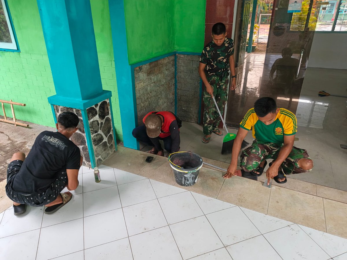 Dari Noda Cat ke Lantai Mengkilap, Dedikasi TMMD Kodim Pasuruan untuk Generasi Muda

Satgas TMMD Reguler Ke-127 Kodim 0819/Pasuruan membersihkan sisa cat dan kotoran di lantai serta koridor SMP Negeri 2 Gondangwetan, Desa Wonosari, Kecamatan Gondangwetan, Kabupaten Pasuruan.