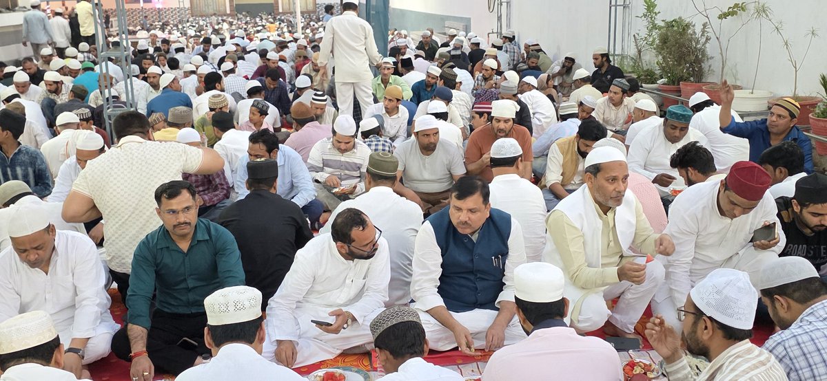 SanjayAzadSln's tweet photo. मुरादाबाद में जिलाध्यक्ष व पकबाड़ा नगर पंचायत के चेयरमैन मो० याकूब जी के नेतृत्व में आयोजित रोजा इफ्तार के कार्यक्रम में रुहेलखंड प्रांत अध्यक्ष मो० हैदर  के साथ शामिल हुआ। https://t.co/Qn5gyP1db7