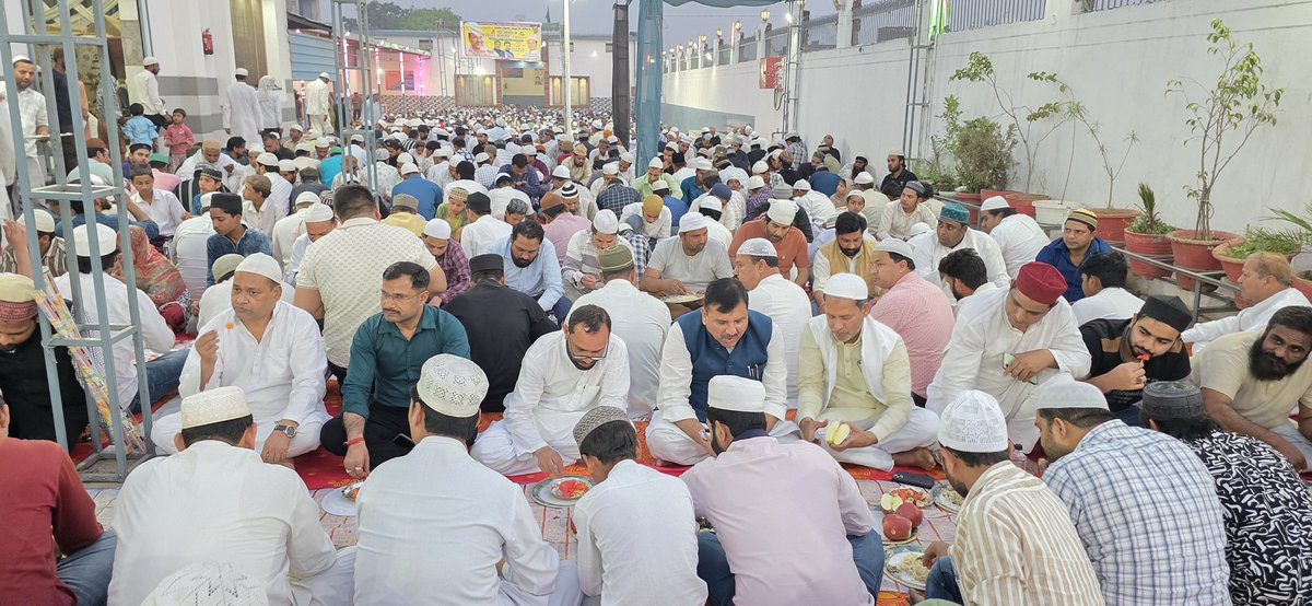 SanjayAzadSln's tweet photo. मुरादाबाद में जिलाध्यक्ष व पकबाड़ा नगर पंचायत के चेयरमैन मो० याकूब जी के नेतृत्व में आयोजित रोजा इफ्तार के कार्यक्रम में रुहेलखंड प्रांत अध्यक्ष मो० हैदर  के साथ शामिल हुआ। https://t.co/Qn5gyP1db7