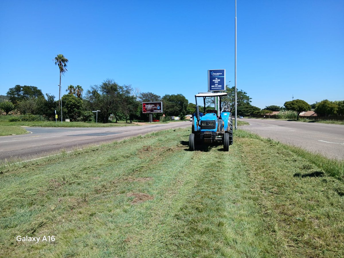 Rambohannes's tweet photo. Grass cutting region 2 , in sefako makghato drive ward 50
Service delivery in a city of excellence https://t.co/jpd2gRDc0O
