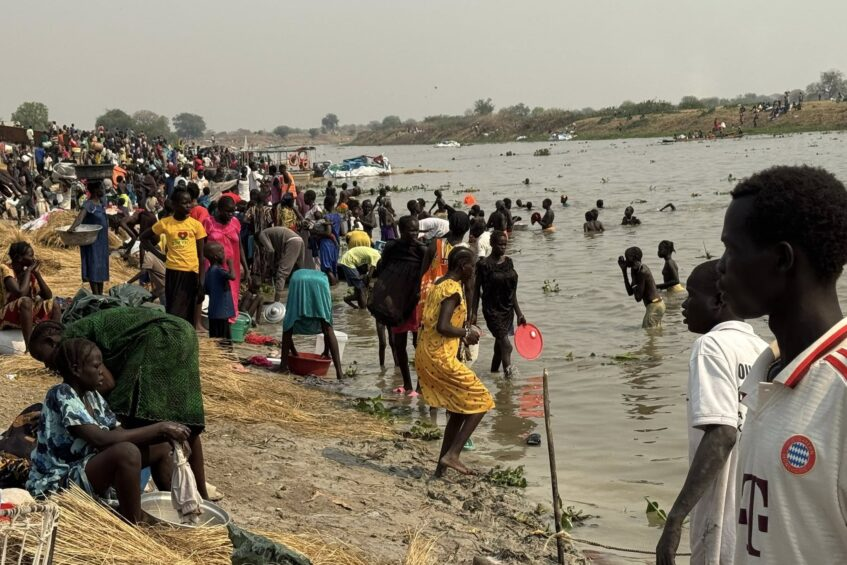 EyeRadioJuba's tweet photo. Thousands of civilians are currently crossing the Akobo River into Ethiopia as a 72-hour evacuation deadline issued by the #SouthSudan People’s Defence Forces (SSPDF) comes into effect, Monday, March 9, 2026 #SSOX 
https://t.co/RsFv8nPKoF https://t.co/IvCelXYQIn