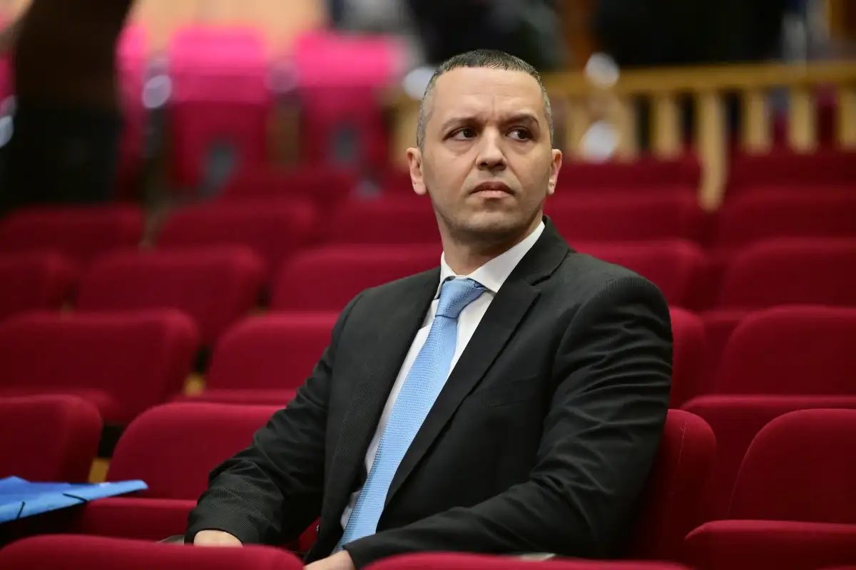 Βρε καημένοι ο τύπος είναι αλύγιστος ότι και κάνετε.

Όσο έλειπε μιλήσατε.Τον βρίσατε, γελάσατε,αμφιβάλατε και τον υποτιμήσατε.

Σύντομα θα έρθει η στιγμή που δεν θα χρειαστεί να πει ούτε μια λέξη.
Η παρουσία του και μόνο θα είναι αρκετή για να καταλάβετε το λάθος σας.

ΗΛΙΑ ΕΛΑ