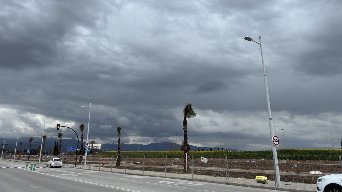 Los primeros chubascos de la tarde afectando al suroeste de la Vega de #Granada