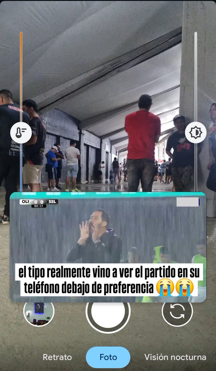 Irte a refugiarte bajo techo por la lluvia en pleno partido de tu equipo es una de las cosas más homosexuales que parió el fútbol