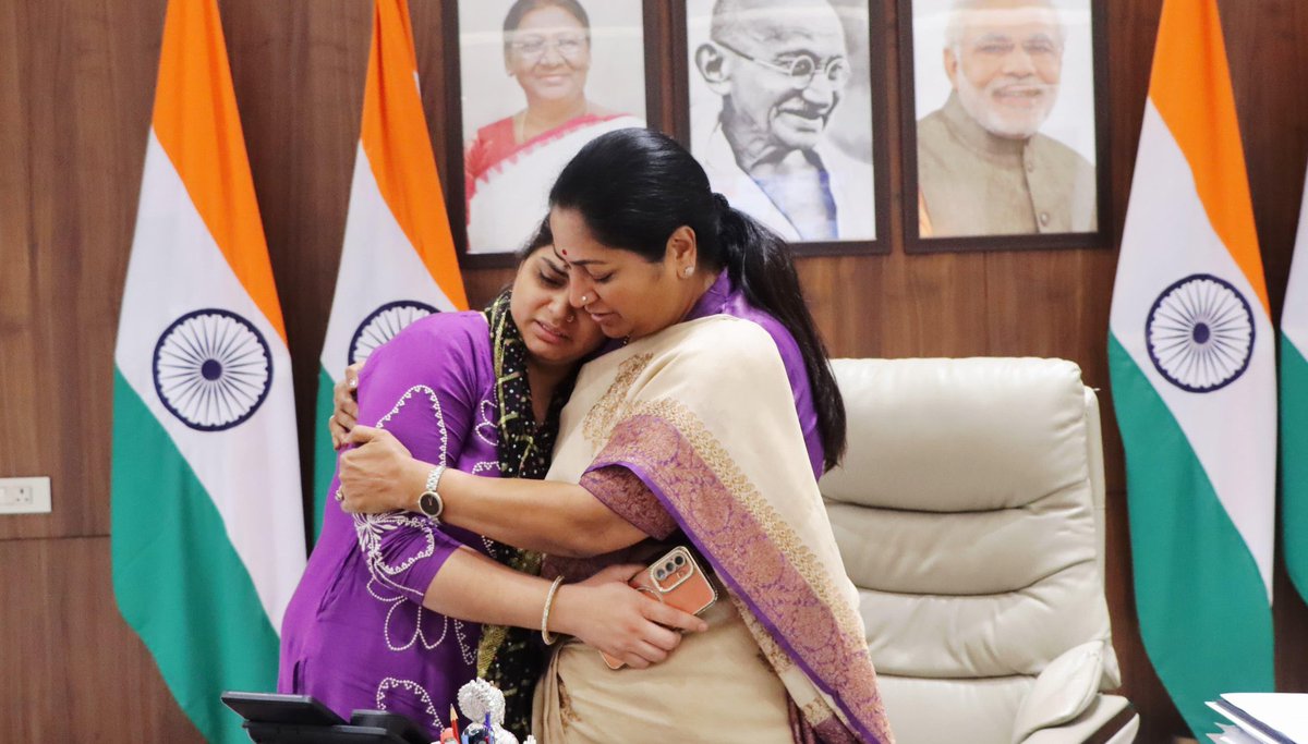 Saurabh_raj3026's tweet photo. दिल्ली की मुख्यमंत्री Rekha Gupta जी ने अपने कार्यालय में #TarunKumar के परिवार से मुलाकात की .
“उत्तम नगर में दुर्भाग्यपूर्ण घटना में जान गंवाने वाले तरुण के परिवार से मुलाकात की और उनसे बातचीत की और उन्हें न्याय दिलाने का आश्वासन दिया।”
#UttamNager #Delhi https://t.co/eDWnrwFgdr
