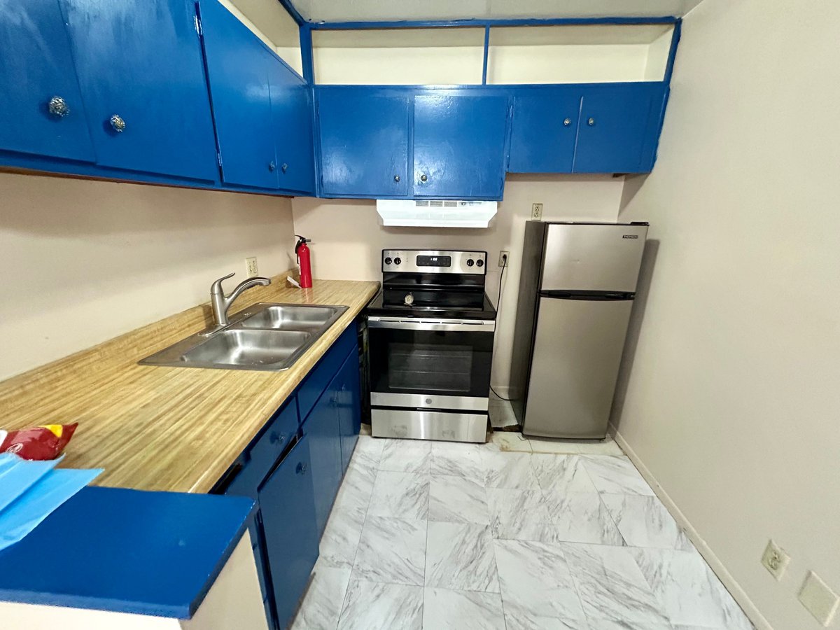 rentmaxpm's tweet image. ✨ Cozy 1BD/1BA condo w/ stainless kitchen, ceiling fans, &amp;amp; mirrored closet! Relax by the community pool &amp;amp; enjoy easy freeway access. 🏡

📅 Schedule a showing: 702.478.8800
#RentMaxPropertyManagement #CondoForRent #CozyLiving