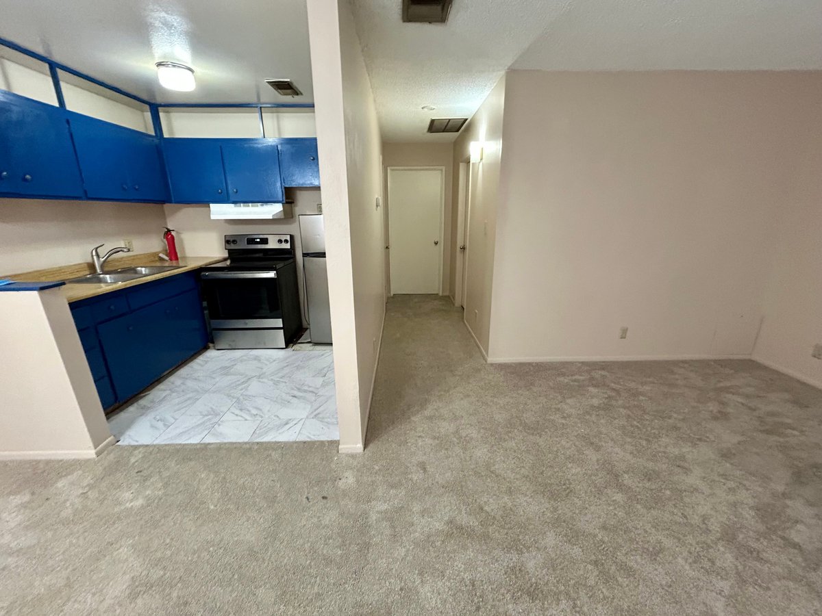 rentmaxpm's tweet image. ✨ Cozy 1BD/1BA condo w/ stainless kitchen, ceiling fans, &amp;amp; mirrored closet! Relax by the community pool &amp;amp; enjoy easy freeway access. 🏡

📅 Schedule a showing: 702.478.8800
#RentMaxPropertyManagement #CondoForRent #CozyLiving