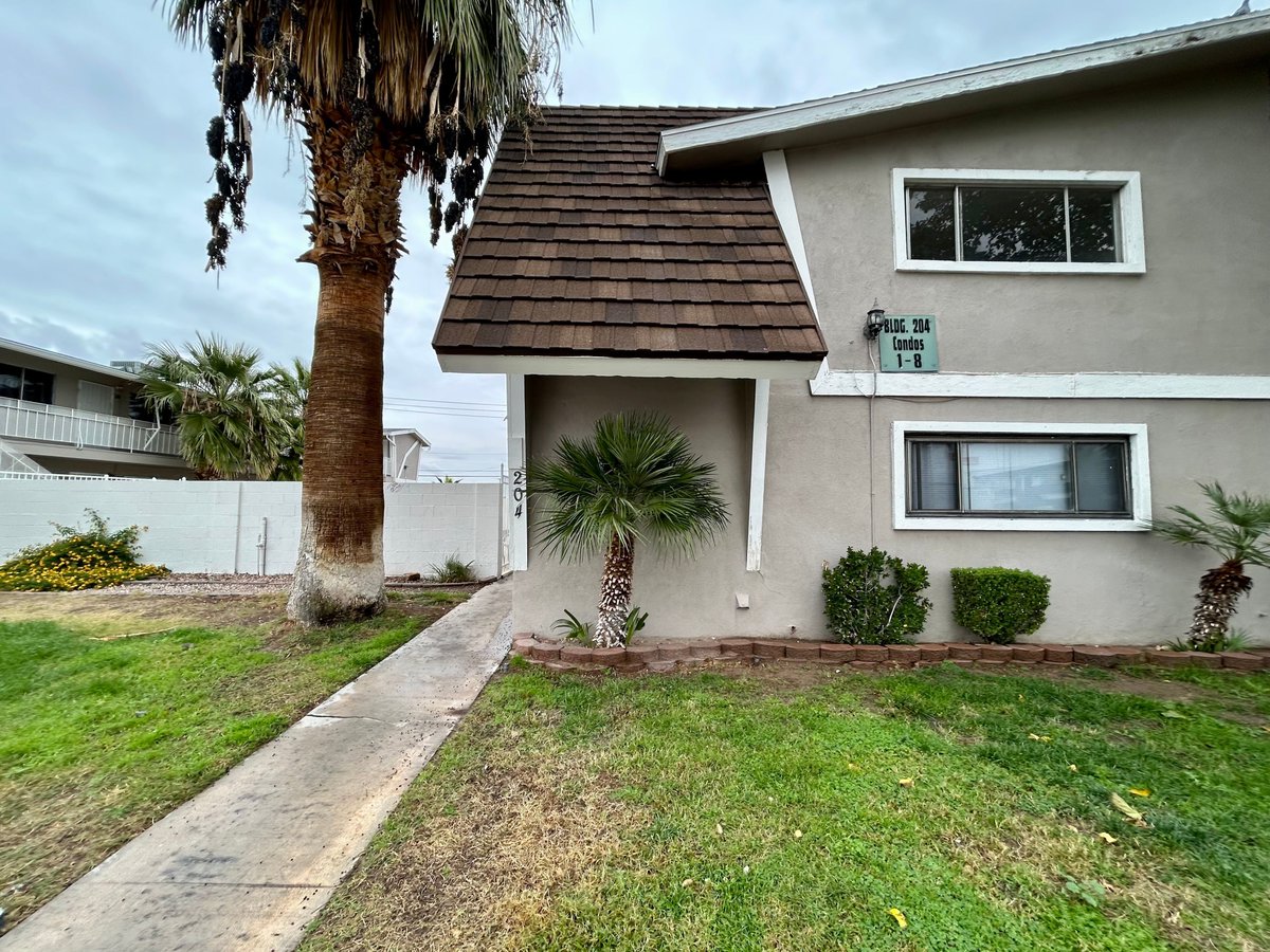 rentmaxpm's tweet image. ✨ Cozy 1BD/1BA condo w/ stainless kitchen, ceiling fans, &amp;amp; mirrored closet! Relax by the community pool &amp;amp; enjoy easy freeway access. 🏡

📅 Schedule a showing: 702.478.8800
#RentMaxPropertyManagement #CondoForRent #CozyLiving