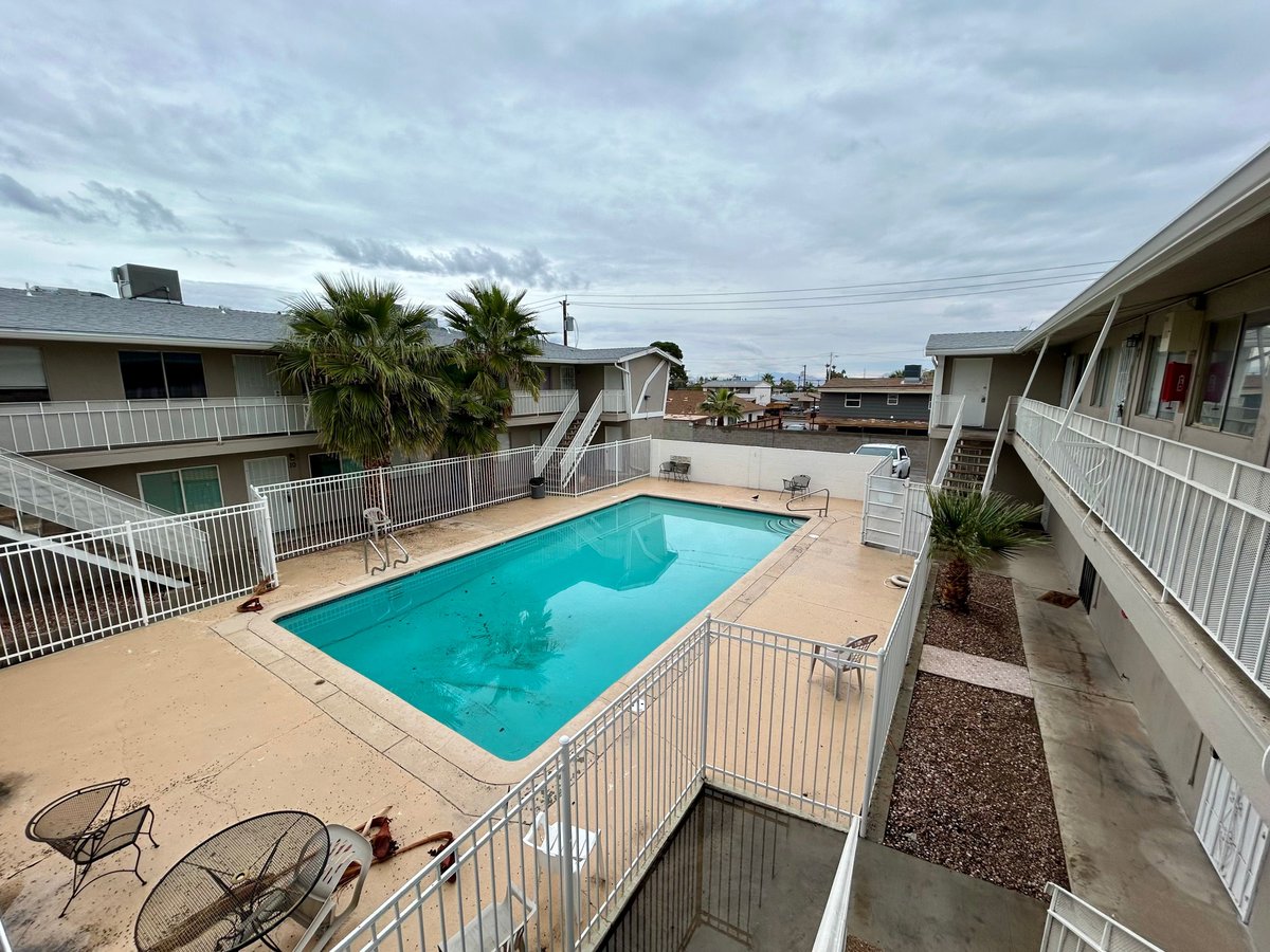 rentmaxpm's tweet image. ✨ Cozy 1BD/1BA condo w/ stainless kitchen, ceiling fans, &amp;amp; mirrored closet! Relax by the community pool &amp;amp; enjoy easy freeway access. 🏡

📅 Schedule a showing: 702.478.8800
#RentMaxPropertyManagement #CondoForRent #CozyLiving