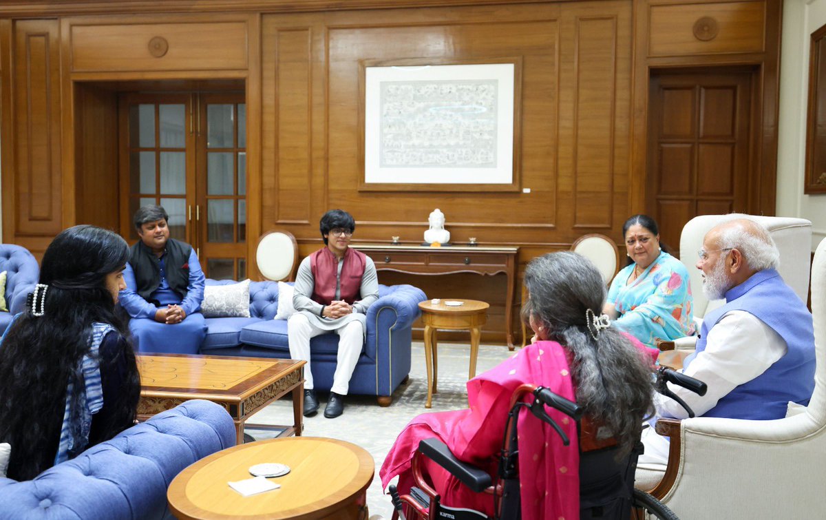 आज नई दिल्ली में देश के यशस्वी प्रधानमंत्री आदरणीय श्री नरेंद्र मोदी जी के सरकारी आवास पर उनसे सपरिवार मुलाक़ात की और मार्गदर्शन लिया।
आभार माननीय प्रधानमंत्री जी!

<a href="/narendramodi/">Narendra Modi</a> <a href="/PMOIndia/">PMO India</a>