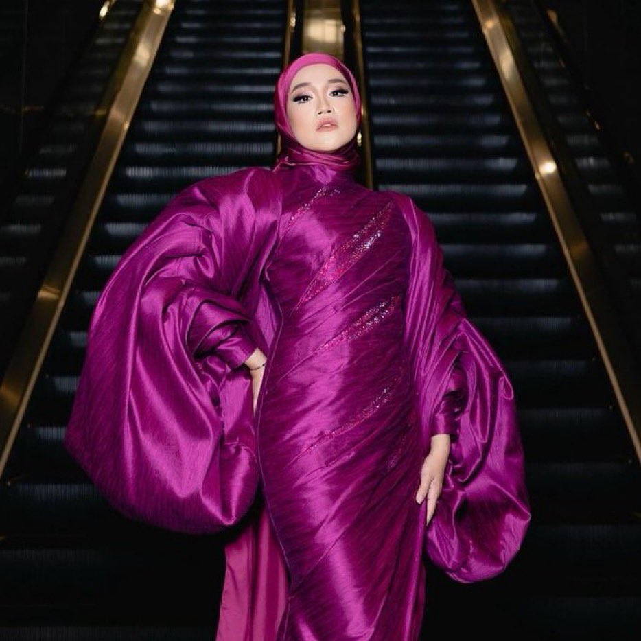 Ernie Zakri shares her takes on Raya songs.

“Enjoyyyy je. ❤️ raya ni kita happy happy ok?”