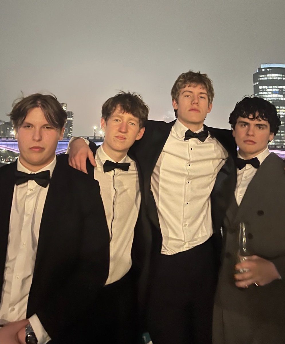 Os SONSERINOS! 🫦

Dylan Heath (Adrian Pucey), James Dowell (Lucian Bole), Henry Medhurst (Peregrine Derrick) e Oliver Croft (Marcus Flint) da série de TV HARRY POTTER juntos em uma publicação.

Alguém ai é da Sonserina? 🤭
