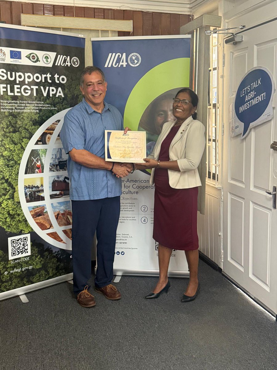 iica_gy's tweet photo. Mr. Garnett presented our dear colleague, Ms. Barbara Garnath with a certificate signed by our Director General, Dr. Muhammad Ibrahim, and pin for recognition of 20 Years of Service with IICA.
#ProudMoment
#20YoS https://t.co/4OkpA69rJf