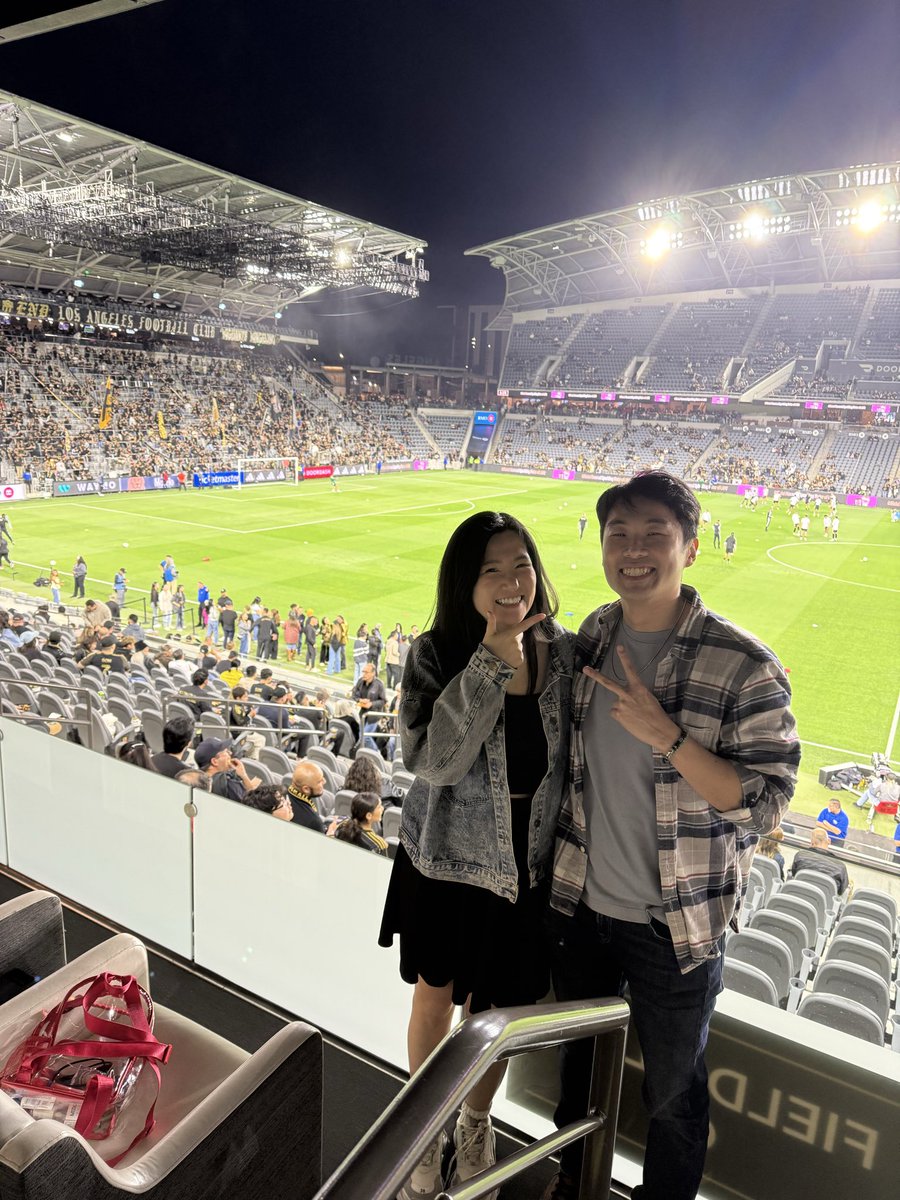 BeccaTILTS's tweet image. forgot to post onto twitter

first live soccer game ever thanks to dave winning a raffle at work for box seats. energy at soccer games is so different, that section just cheers that hard the entire game

learned some son heung min and hugo lloris lore too
