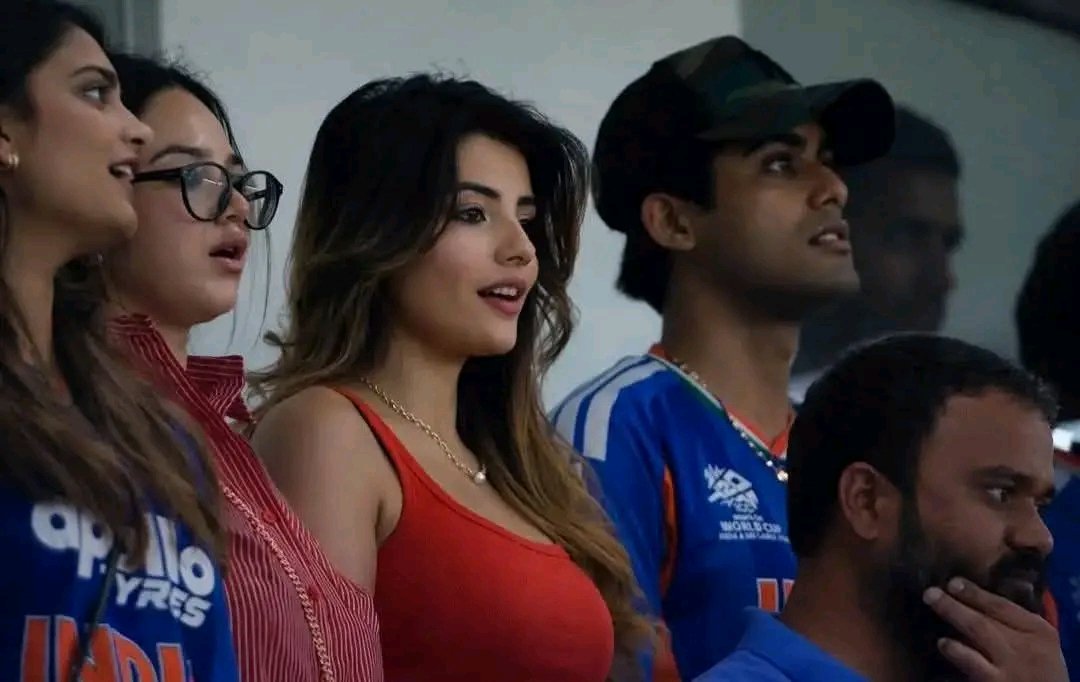 Rramantrivedi's tweet photo. Final match ka लुप्त उठाते दर्शक 
#INDvsNZ https://t.co/zdz9P0k7rj