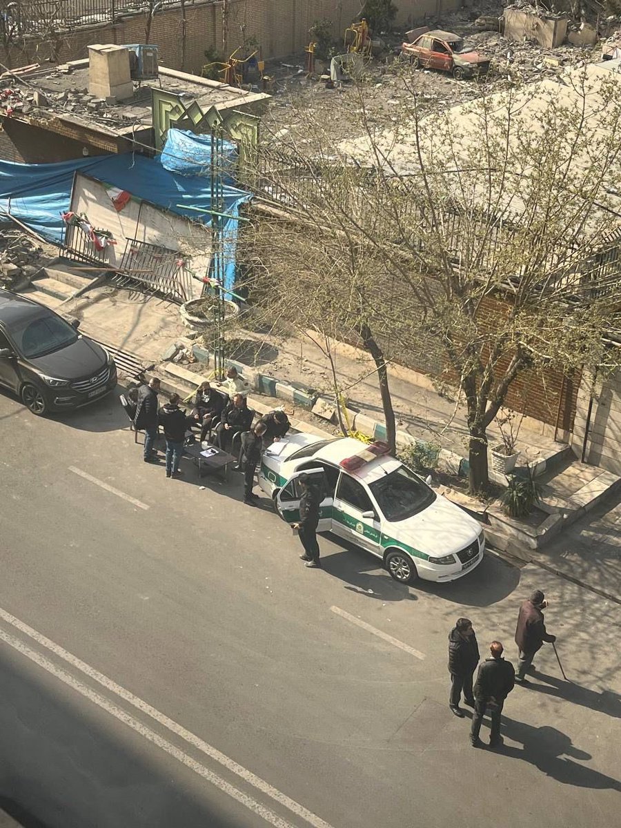 ساختمون کلانتری رو زدن ولی نیروهاشون ول نکردن اومدن میز و صندلی گذاشتن تو خیابون نشستن کار مردم رو راه میندازن!
عکسی که نماد شرف و غیرت آدماییه که تحت هیچ شرایطی خدمت به خلق الله رو رها نمیکنن ...