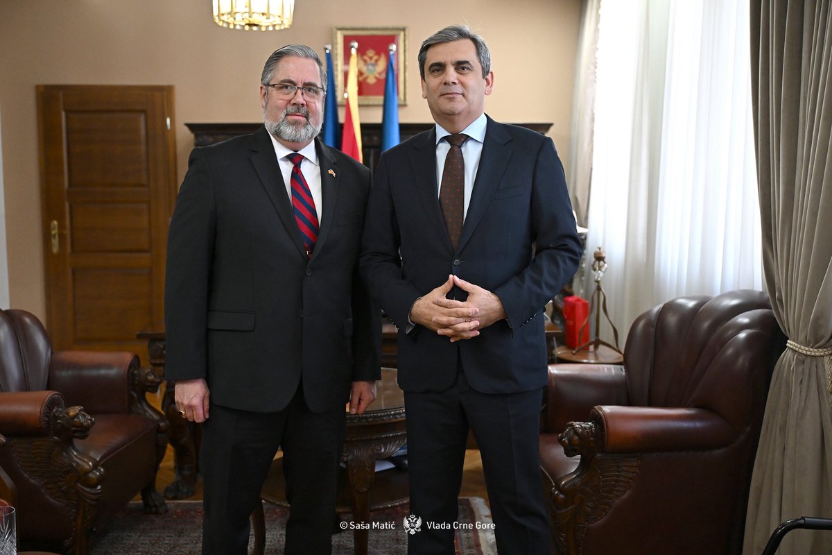 MFA_MNE's tweet image. 🇲🇪🤝🇺🇸

DPM &amp;amp; FM Ibrahimović met with the new Chargé d’Affaires of the U.S. Embassy @USEmbassyMNE in #Montenegro Michael Keays.

🇲🇪 and the 🇺🇸 share a strong alliance and strategic partnership, reinforced through #NATO and over 120 years of diplomatic relations.

Both sides