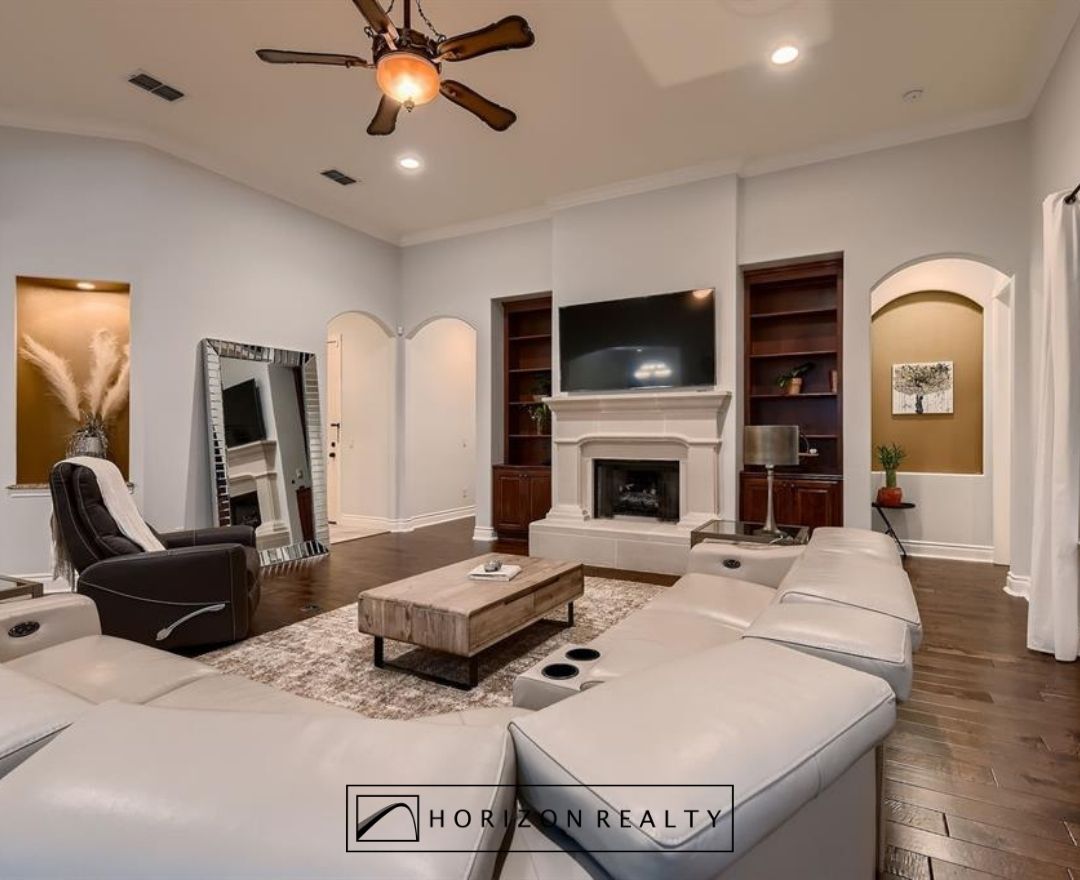 HorizonRealtyTX's tweet image. Horizon agents, Yahaira and Cel-Jonas Martinez of the Martinez Team have just listed this beautiful 4-bedroom, 3-bathroom, 2,935 sq ft home located in the highly desirable Gabriel Grove community. #justlisted #realestate #HorizonRealty 
See website: horizonrealtylistings.com/124-gabriel-vi…