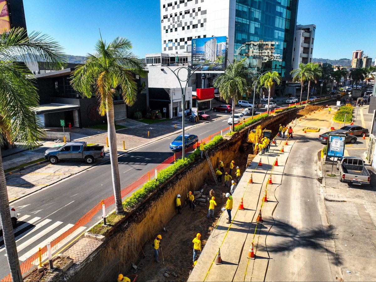#TráficoSV | Esta mañana, el ministro de <a href="/ObrasPublicasSV/">Ministerio de Obras Públicas</a>, <a href="/RomeoHerrera1/">Romeo Rodríguez 🇸🇻</a>, supervisa las obras que se ejecutan sobre el bulevar Sergio Vieira de Mello, en la Zona Rosa, San Salvador.