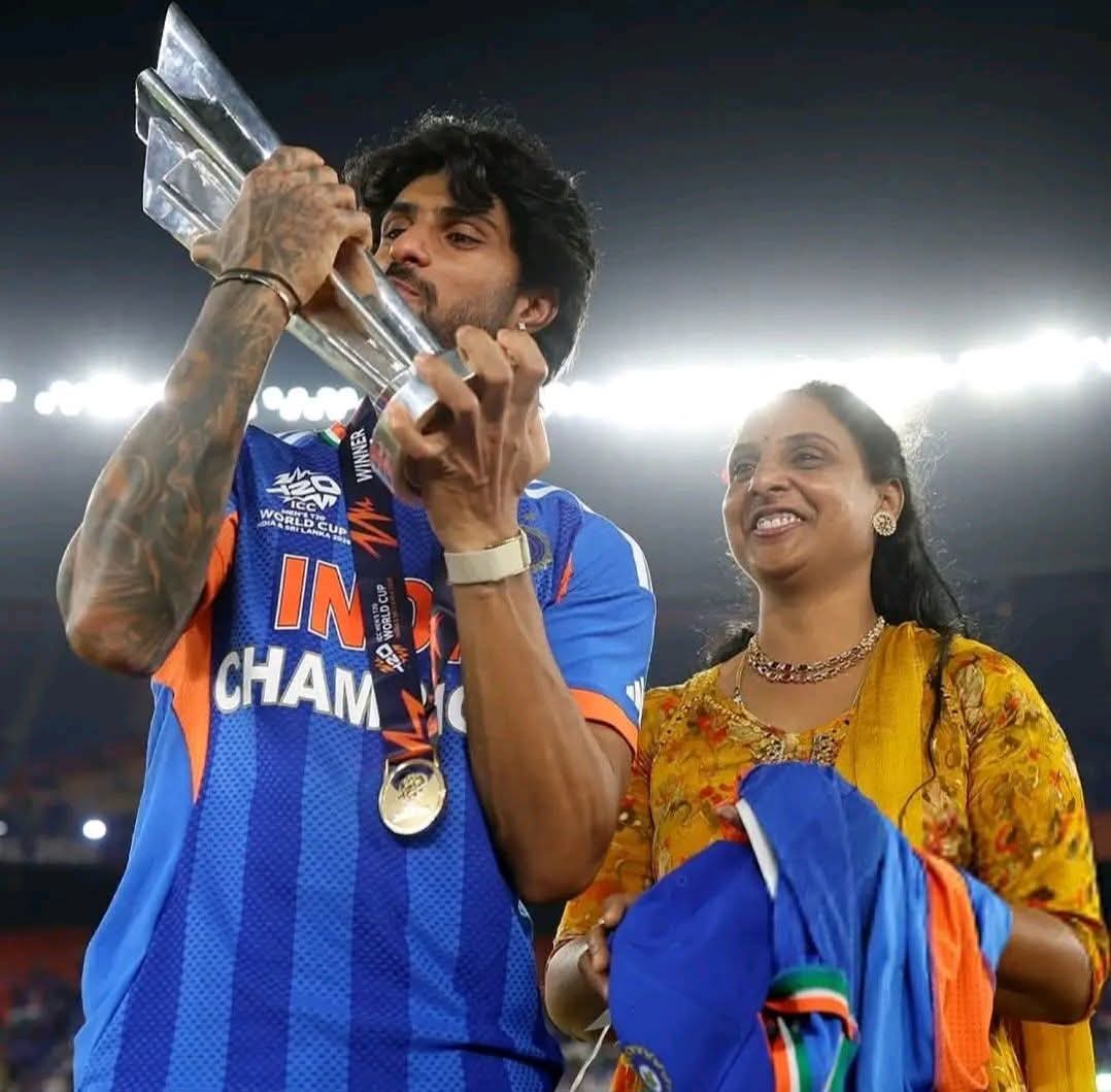 सब अपनी अपनी प्रेमिकाओं और पत्नी के साथ थे,
तिलक ने अपनी खुशी अपनी माँ के नाम किया था..❤️🌻