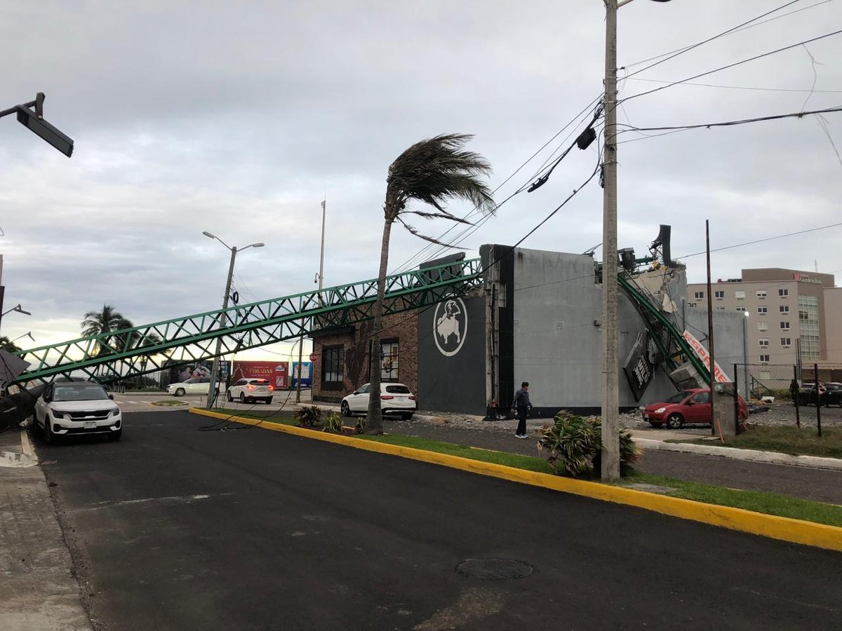 larissaic's tweet photo. Recordando, son tan incompetentes que cuando estuve de visita dejaron todo un día una grúa de maquinaria pesada sin el seguro, pasé varias veces por ahí, se les dijo y nunca tuvieron la amabilidad de hacer algo. Hasta que colapsó por los fuertes vientos @JM_UNANUE @rocionahle https://t.co/hlfXgUF71J