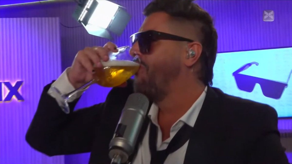 GUILLE dió masterclass sobre CÓMO UBICAR BULLYs. Hoy es la oficialización del EJERCITO DE AQUINISTAS

El Momento Network 2.0/descargo en vivo en <a href="/yquevtx/">Y Qué?</a>  en <a href="/Vorterix/">Vorterix</a> que todos estábamos esperando después de un posteo ultra wasabi. <a href="/droganacional/">Guille Aquino</a> es LORE y AURA x1000