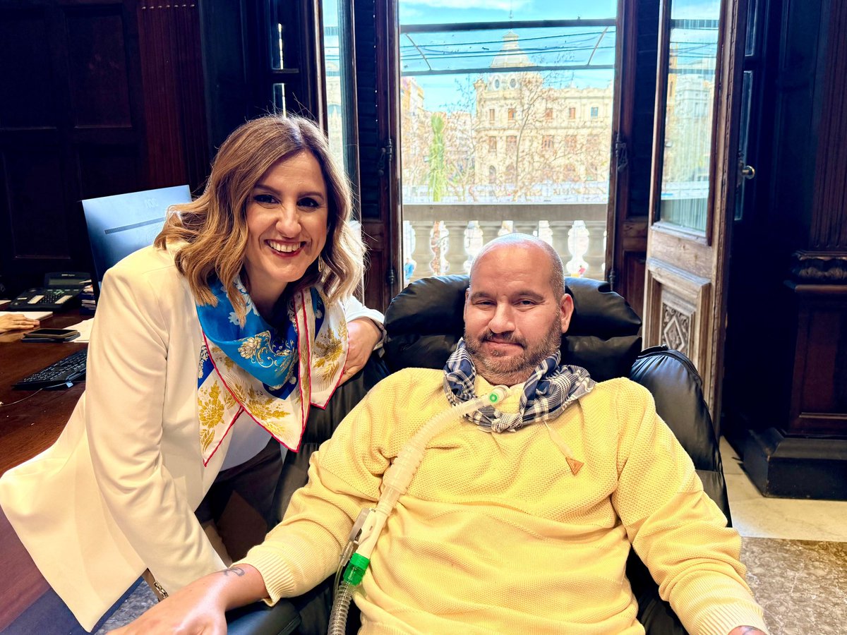 mjosecatala's tweet photo. Ganas de vivir, de exprimir cada momento y de cumplir sueños.

Todo empezó con un tuit y hoy hemos recibido a @pons_sabate para vivir su primera mascletà.

Nos ha dicho que estaba nervioso por este momento… y creo que todos lo estábamos un poco con él.

Las Fallas también suenan por ti, Jordi, y por todas las personas que cada día luchan, visibilizan y nos recuerdan lo importante que es amar la vida.