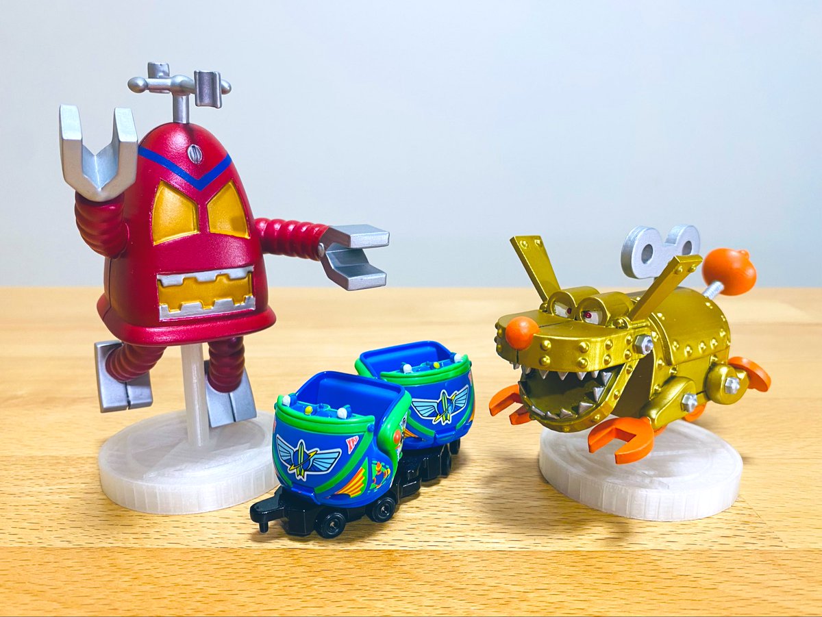 Massy1129_'s tweet photo. バズ・ライトイヤーのアストロブラスターよりDOGBOTとBATTERYBOTもようやく完成‼︎‼︎

幼い頃からお気に入りだったこの２体を制作できて嬉しい🔋🤖⚡️

＃東京ディズニーランド
#tokyodisneyland
＃3Dプリンター　#3DPrinting
 #バズ・ライトイヤーのアストロブラスター https://t.co/OxNniZOd1w