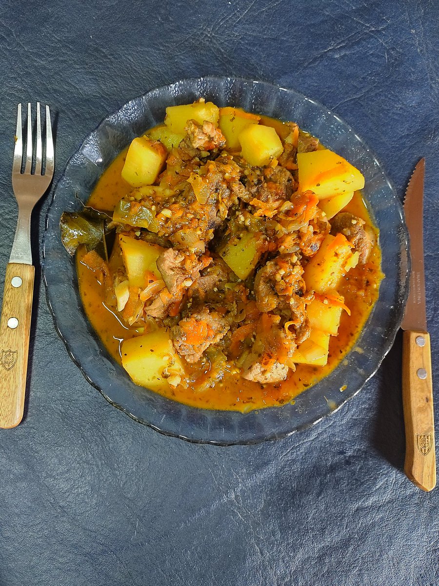 luis_torelli's tweet photo. #nuestratarde Estofado de cerdo con papas, para sobrellevar la lluvia en Punta Alta. Saludos para todos!!!! https://t.co/myddM4SPG6