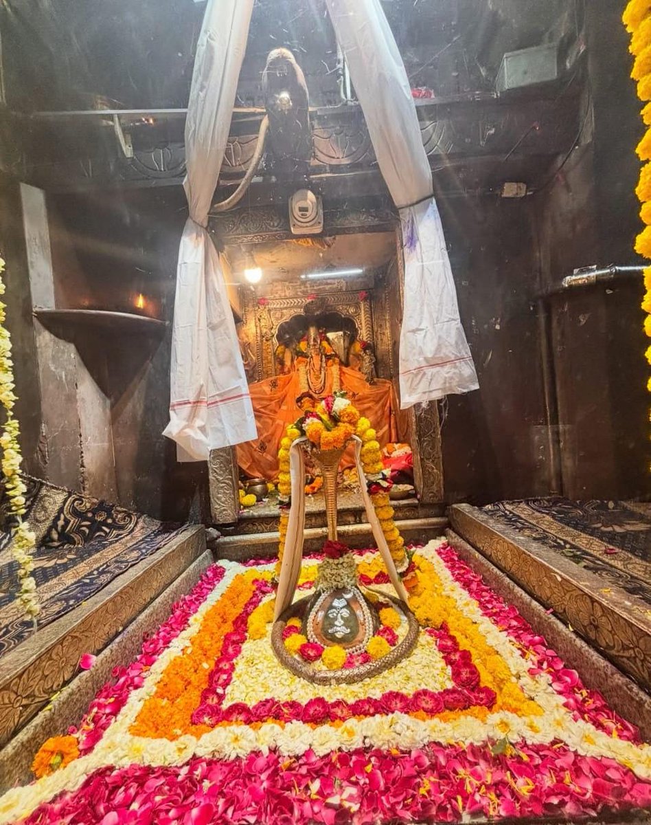 ना किसी के अभाव में जीते हैं, 

ना किसी के प्रभाव में जीते हैं, 

हम भक्त हैं महादेव के,

सिर्फ उनके नाम से ही जीते हैं

#जय_ॐकारेश्वर_महादेव 
#हर_हर_महादेव