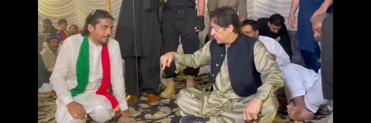 وزیرآباد میں کپتان عمران خان کی جان بچانے والے Ibtisam Hassan   بھائی کو آج صبح سحری کہ وقت مسجد سے واپسی پر غیرقانونی طور پر گرفتار کرلیا گیا۔
اس  غیرقانونی عمل کی پُرزور مذمت کرتے ہیں 
اور مطالبہ کرتے ہیں کہ جلد از جلد ابتسام بھائی کو رہا کیا جائے۔