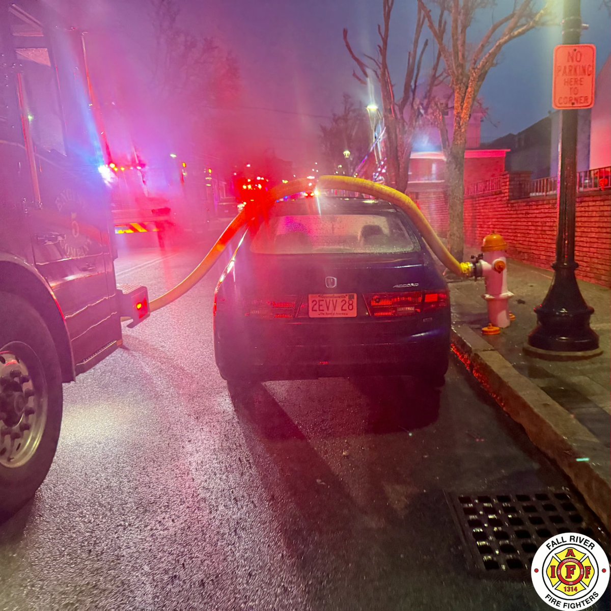 IAFF1314's tweet image. 🚨 Hydrant Blocked – Fountain Street 🚨

During a fire on Fountain Street yesterday, firefighters encountered an illegally parked vehicle blocking access to a nearby hydrant.

#L1314 #FallRiver #FallRiverFirefighters