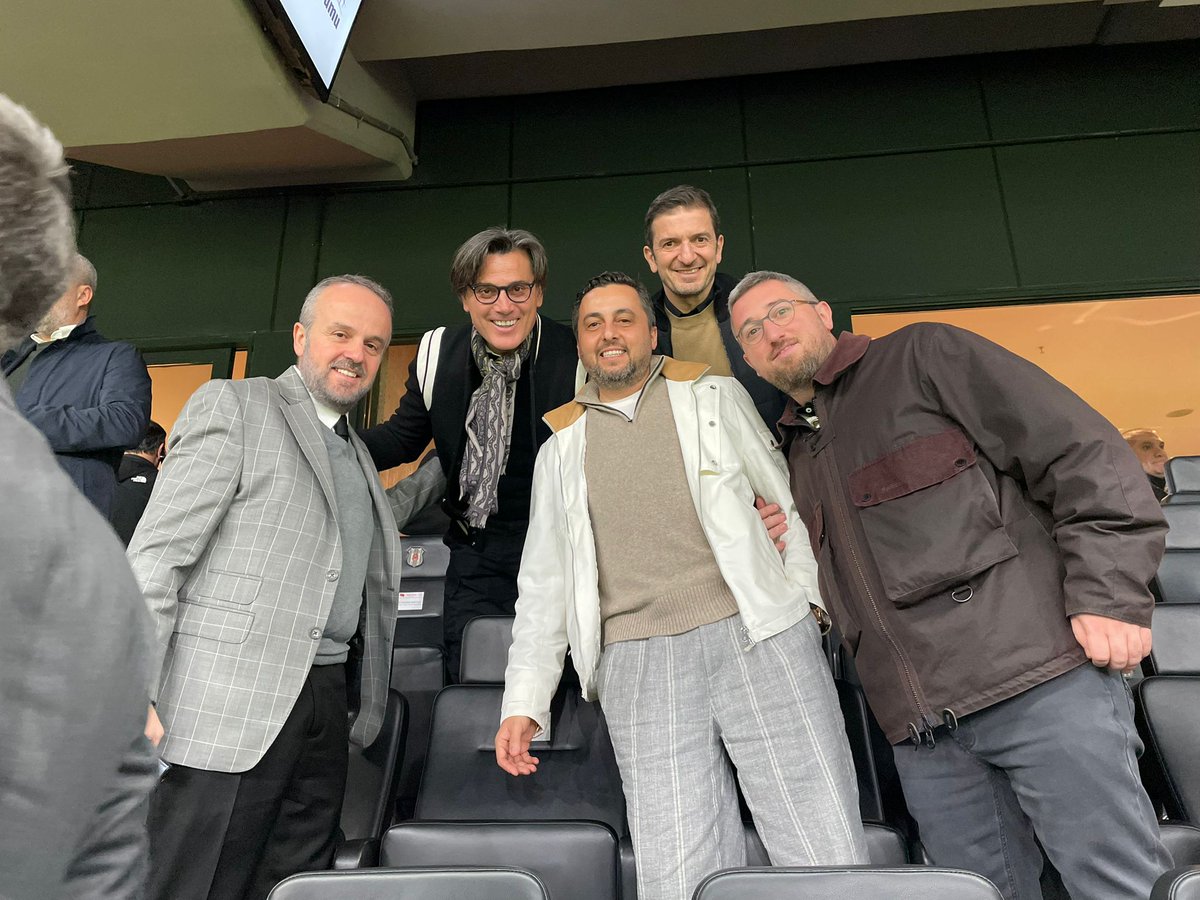 A Milli Takım Teknik Direktörü Vincenzo Montella, TFF yöneticisi Ediz Kıray, Beşiktaş yöneticisi Ömer Karabacak ve Ali Alper Tüfekci, Beşiktaş – Galatasaray maçını birlikte takip ediyor.