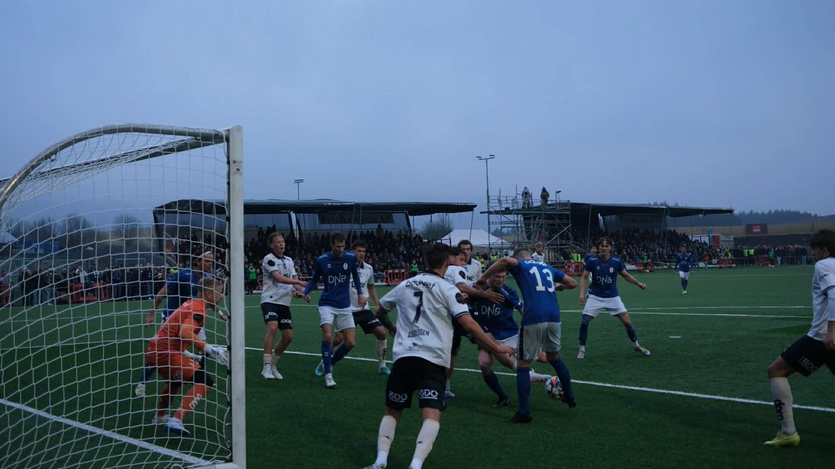 dahl_7's tweet photo. @Heinevik For da var det offside, mener du..? https://t.co/geD0BIa43x