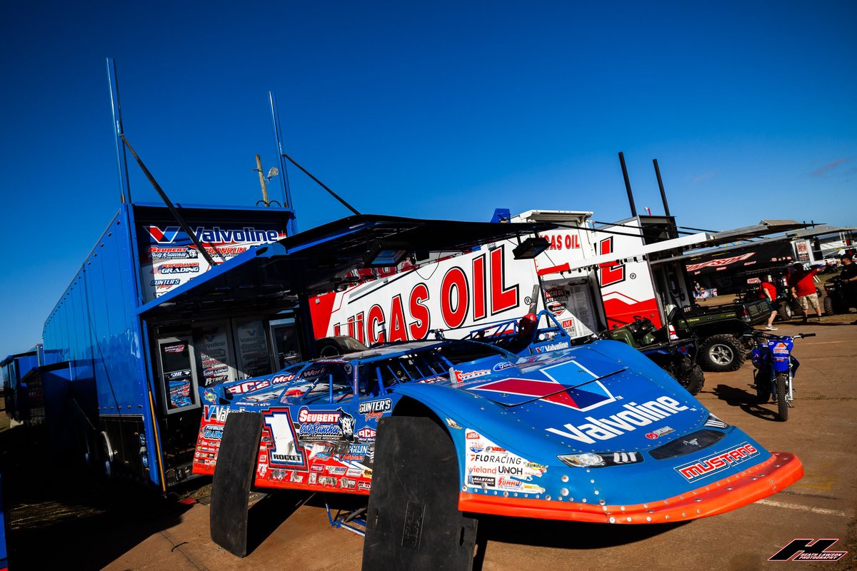 Rocket1_Racing's tweet photo. 𝗧𝗵𝗲 𝗳𝗶𝗻𝗮𝗹𝗲 𝗼𝗳 𝘁𝗵𝗲 #𝗪𝗶𝗻𝘁𝗲𝗿𝗡𝗮𝘁𝗶𝗼𝗻𝗮𝗹𝘀 𝗮𝘁 𝗚𝗼𝗹𝗱𝗲𝗻 𝗜𝘀𝗹𝗲 𝗶𝘀 𝗵𝗲𝗿𝗲! 

It's race day, and @bsheppb5 and the @Valvoline Rocket1 team are looking to make it a winning final night at @gisdirt with the @lucasdirt Series 🚀

Hot Laps hit the track 5:30pm, so be sure to tune in on @FloRacing if you're not enjoying this weekend with us in person! 

📸: Heath Lawson Photo