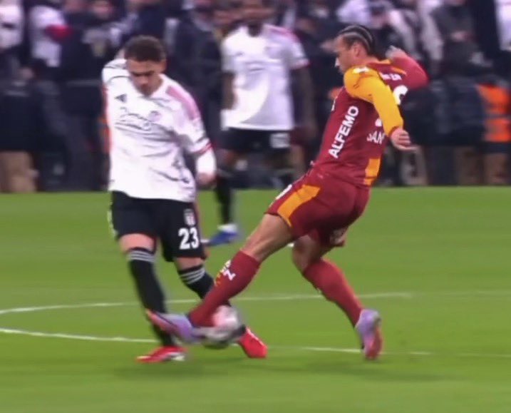 Ya sane burada gormicek nerede kırmızı gorucek insan sarı verirken utanır amk #BJKvGS