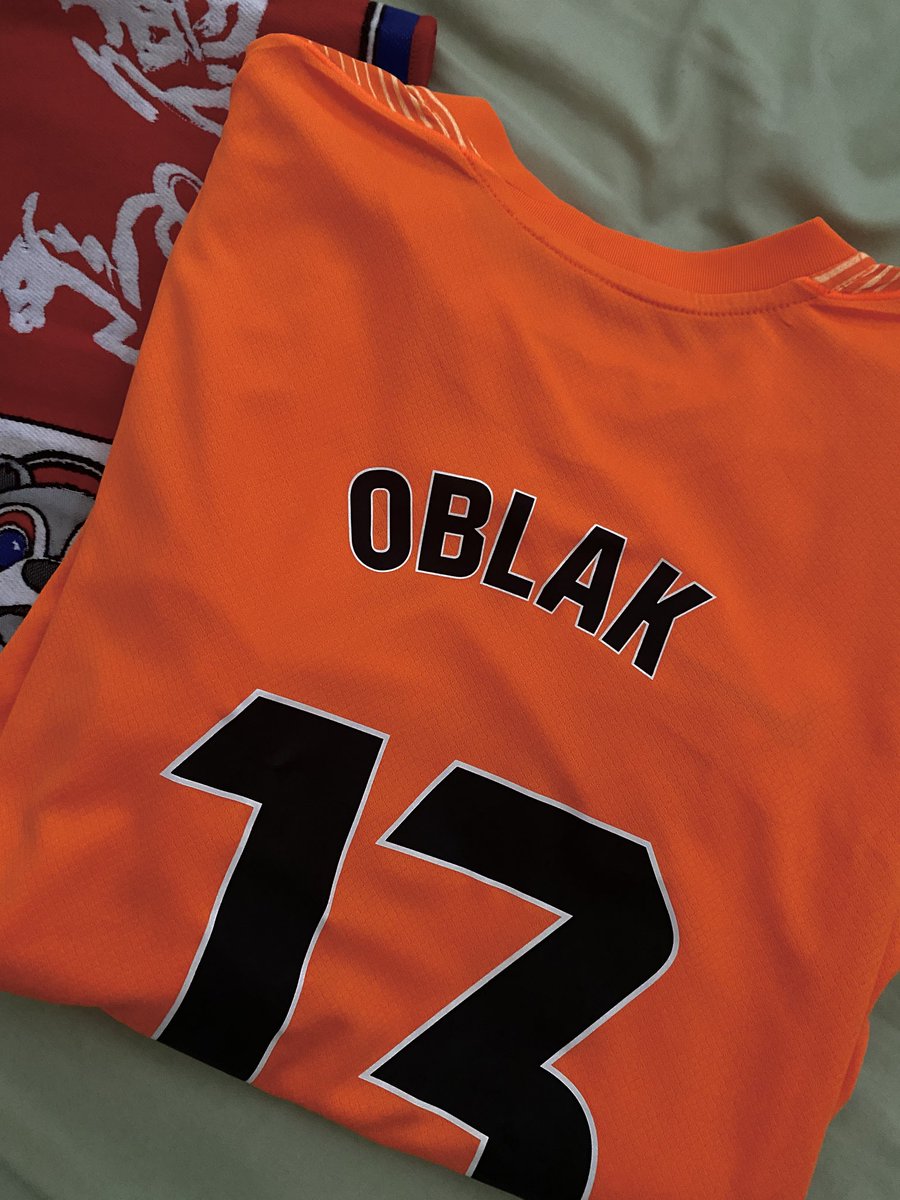 31 años la criatura y más feliz que nada por tener en su armario la camiseta de Oblak 🥰🥲