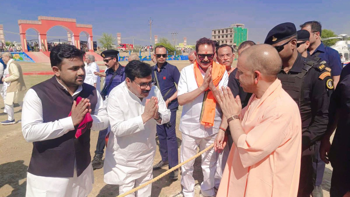 sf_alvi's tweet photo. आज उत्तर प्रदेश के ओजस्वी माननीय मुख्यमंत्री श्री योगी आदित्यनाथ जी का मथुरा आगमन पर अभिवादन कर अभिनंदन किया। आपका स्नेह आशीर्वाद सदा ऐसे ही बना रहे।
@BJP4India @BJPMinMorcha @vijayshivhare98 @BJP4UP @Ashokkatariya9 @idharampalsingh @KirenRijiju @danishazadbjp @myogiadityanath https://t.co/3mpoHdidD1
