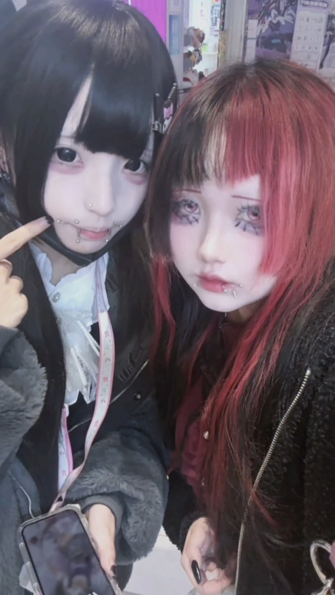 藏身在无花的雾里 tweet media