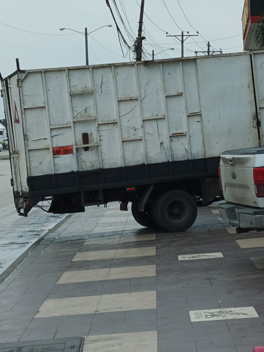 edu_mfdz's tweet photo. Más de lo mismo. Este camión bloqueando la acera. Hoy el camión, pasa a diario frente a la tienda Grifine en Tanca Marengo. Ni el personal de la tienda ni las autoridades hacen NADA, NUNCA por evitarlo. El peatón siempre menospreciado.@ATMGuayaquil , @alcaldiagye , @181Responde https://t.co/q5Ysjmp8uT