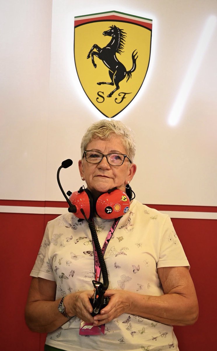 pumkinnonsense's tweet photo. Lewis Hamilton’s biggest supporter in the Ferrari garage today ❤️ https://t.co/AAmA3vKgLv